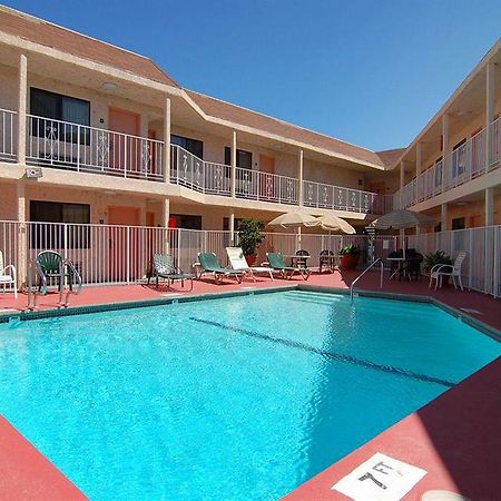 Rodeway Inn Magic Mountain Area Кастеик Екстериор снимка