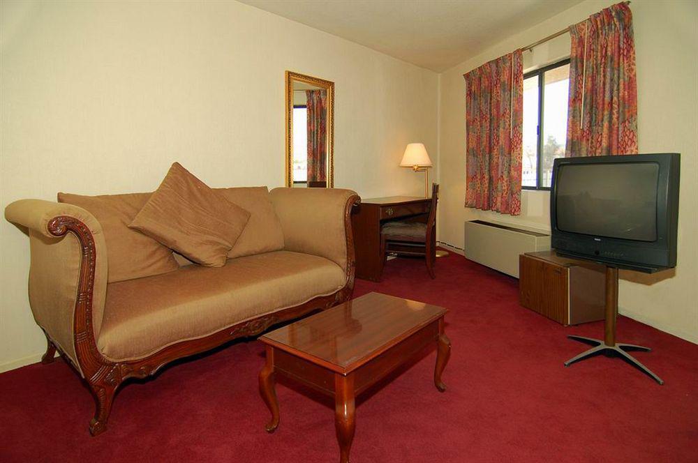 Rodeway Inn Magic Mountain Area Кастеик Екстериор снимка