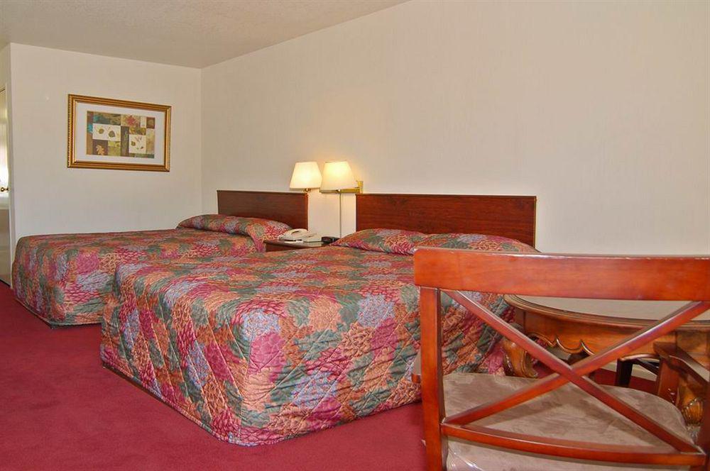 Rodeway Inn Magic Mountain Area Кастеик Екстериор снимка