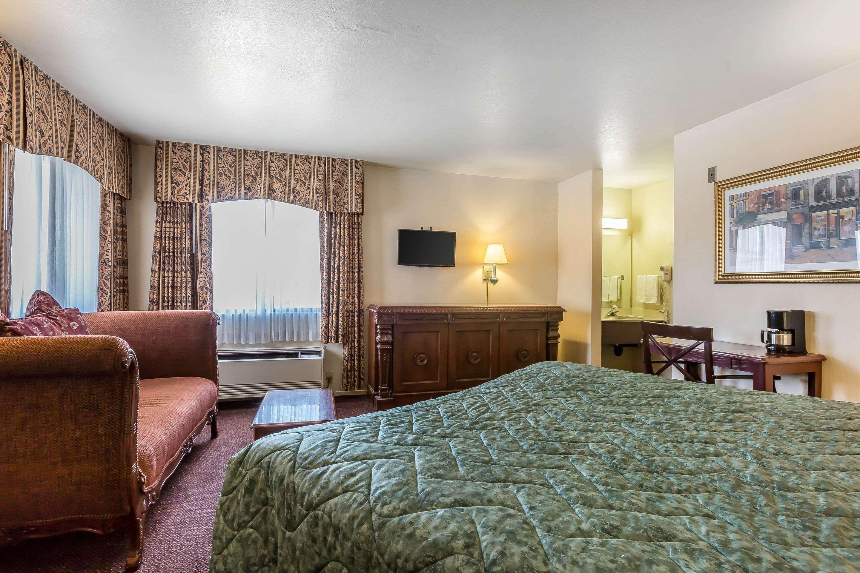 Rodeway Inn Magic Mountain Area Кастеик Екстериор снимка
