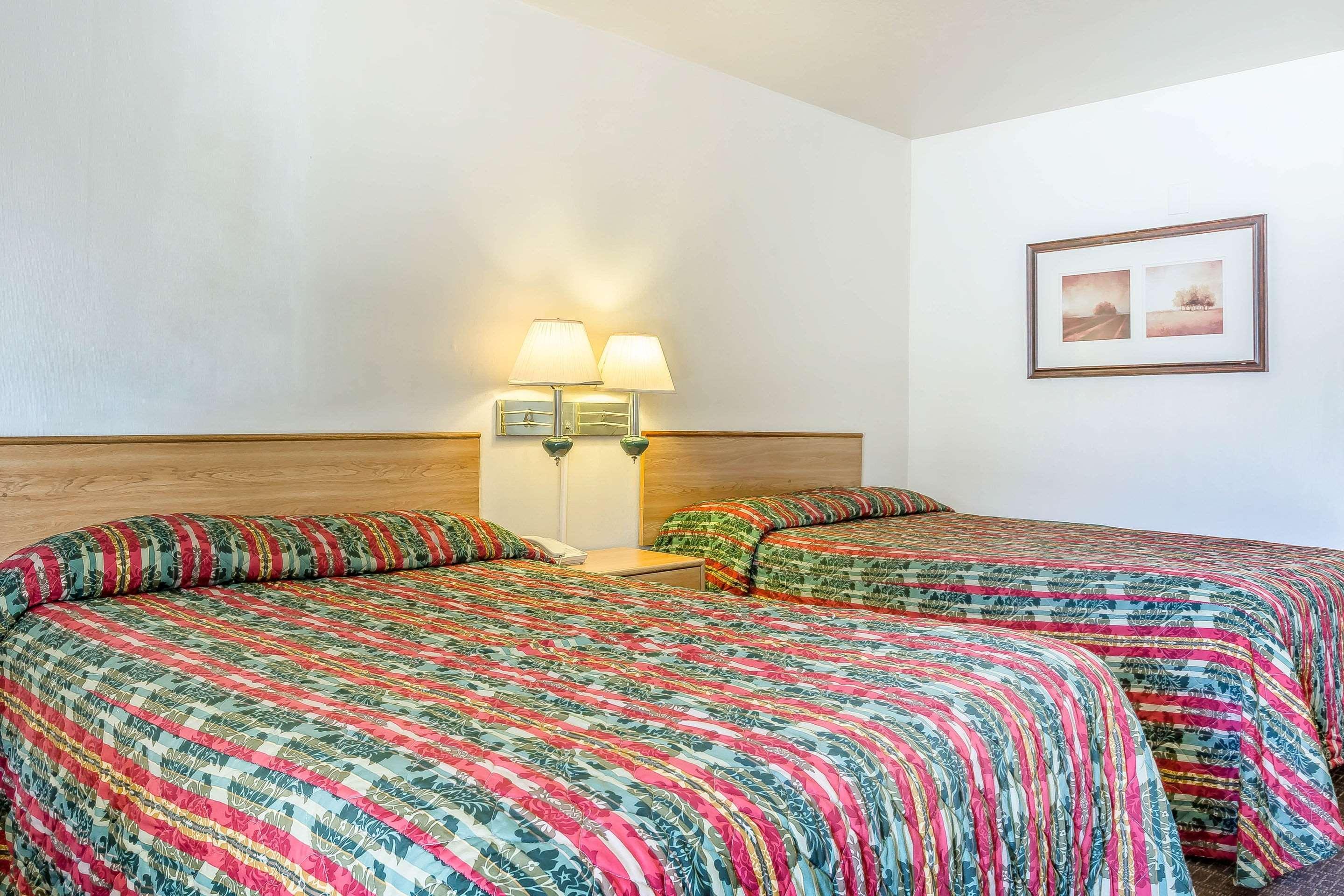 Rodeway Inn Magic Mountain Area Кастеик Екстериор снимка
