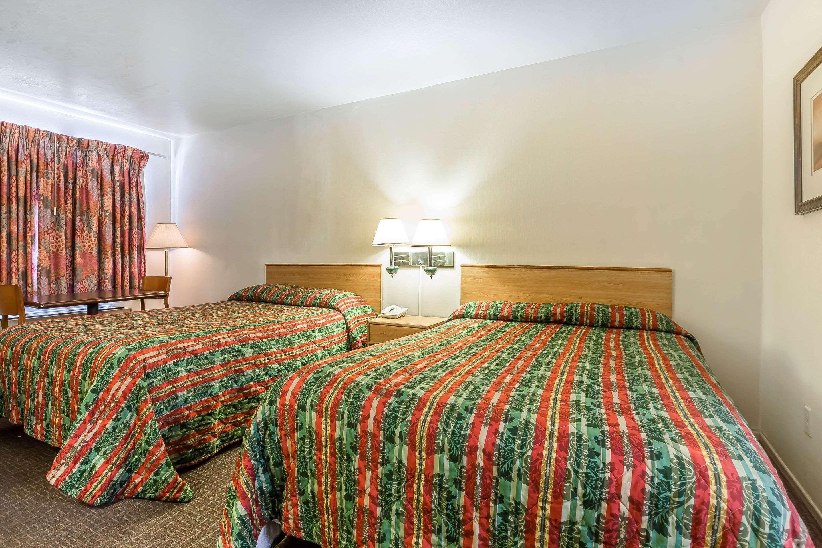 Rodeway Inn Magic Mountain Area Кастеик Екстериор снимка