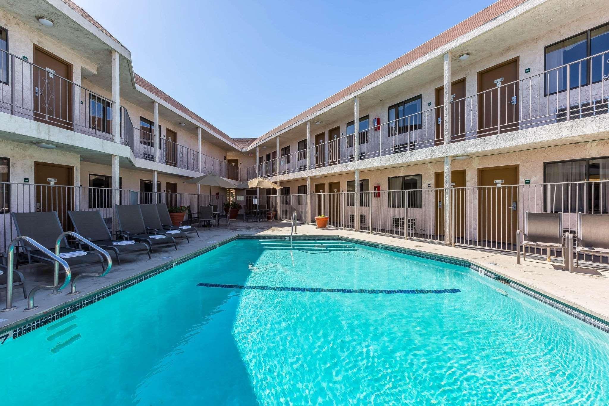 Rodeway Inn Magic Mountain Area Кастеик Екстериор снимка