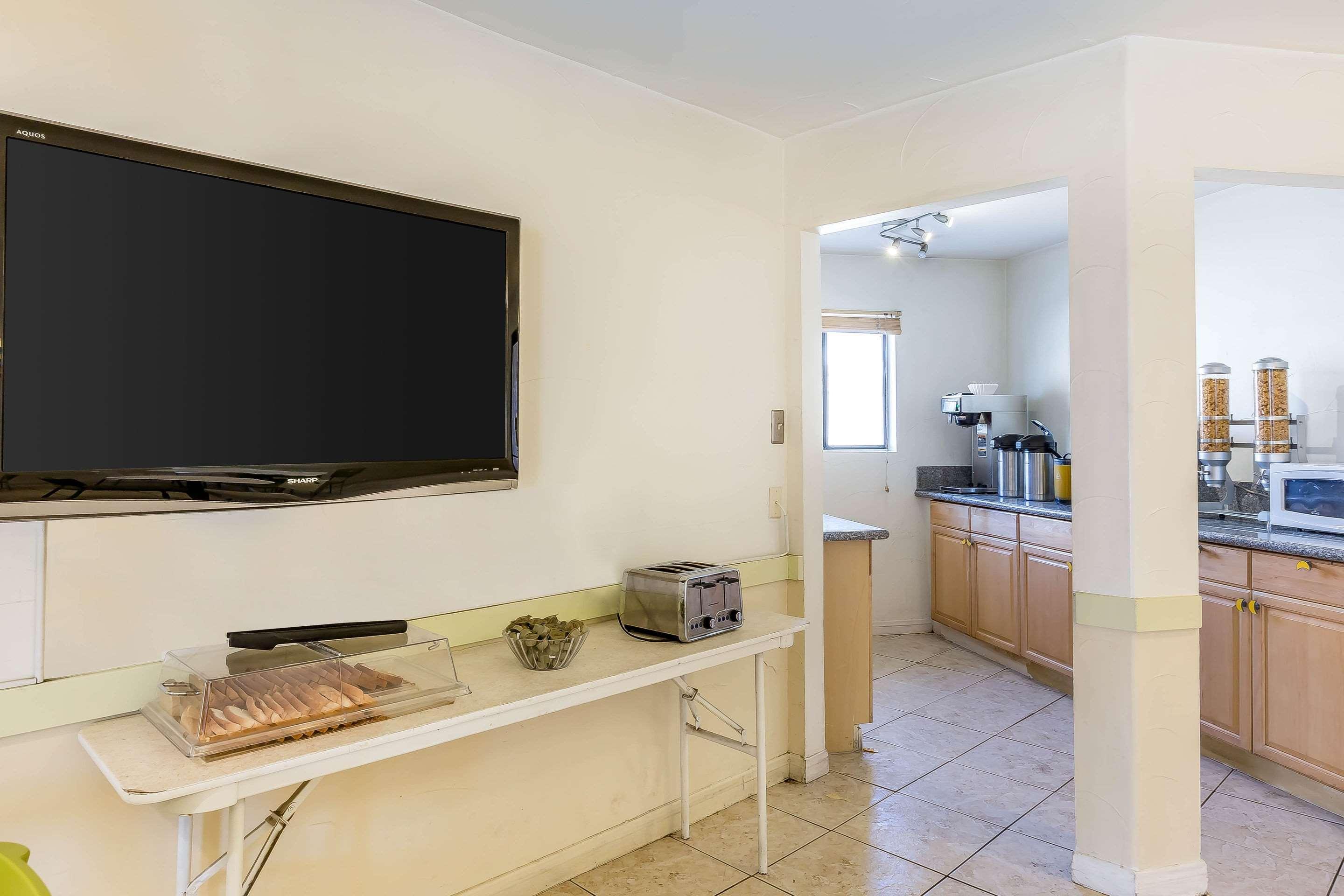 Rodeway Inn Magic Mountain Area Кастеик Екстериор снимка