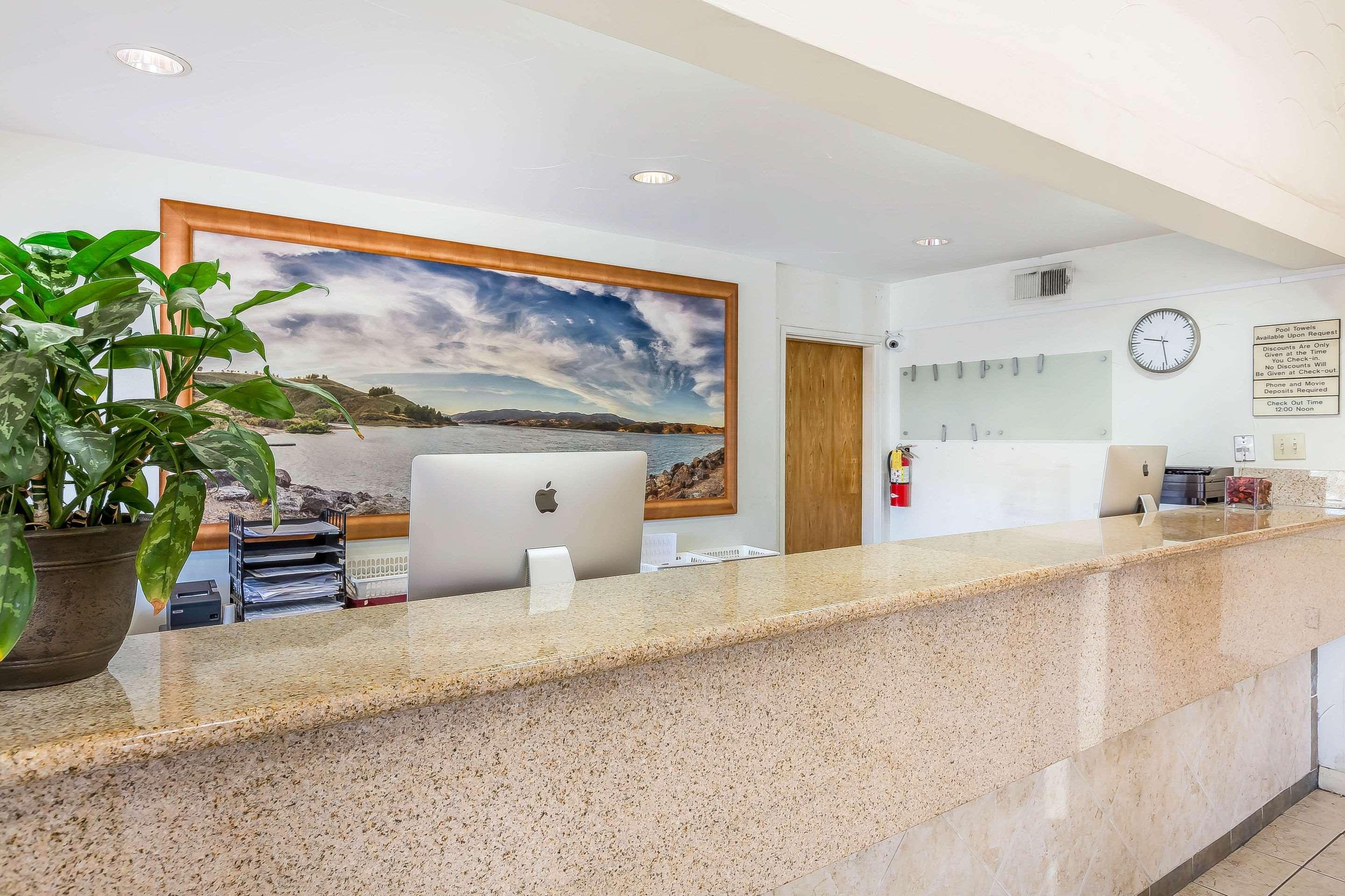 Rodeway Inn Magic Mountain Area Кастеик Екстериор снимка