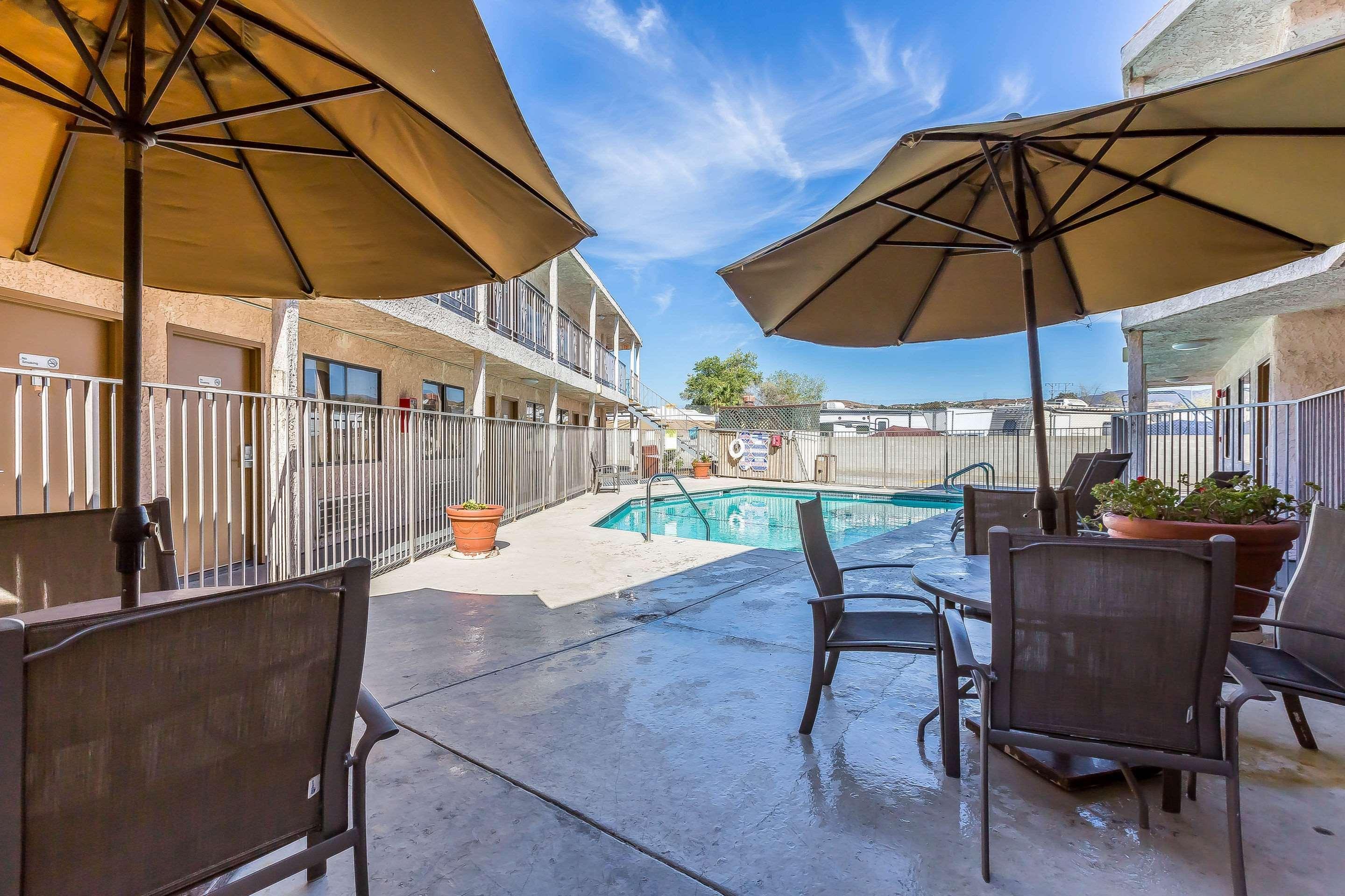 Rodeway Inn Magic Mountain Area Кастеик Екстериор снимка
