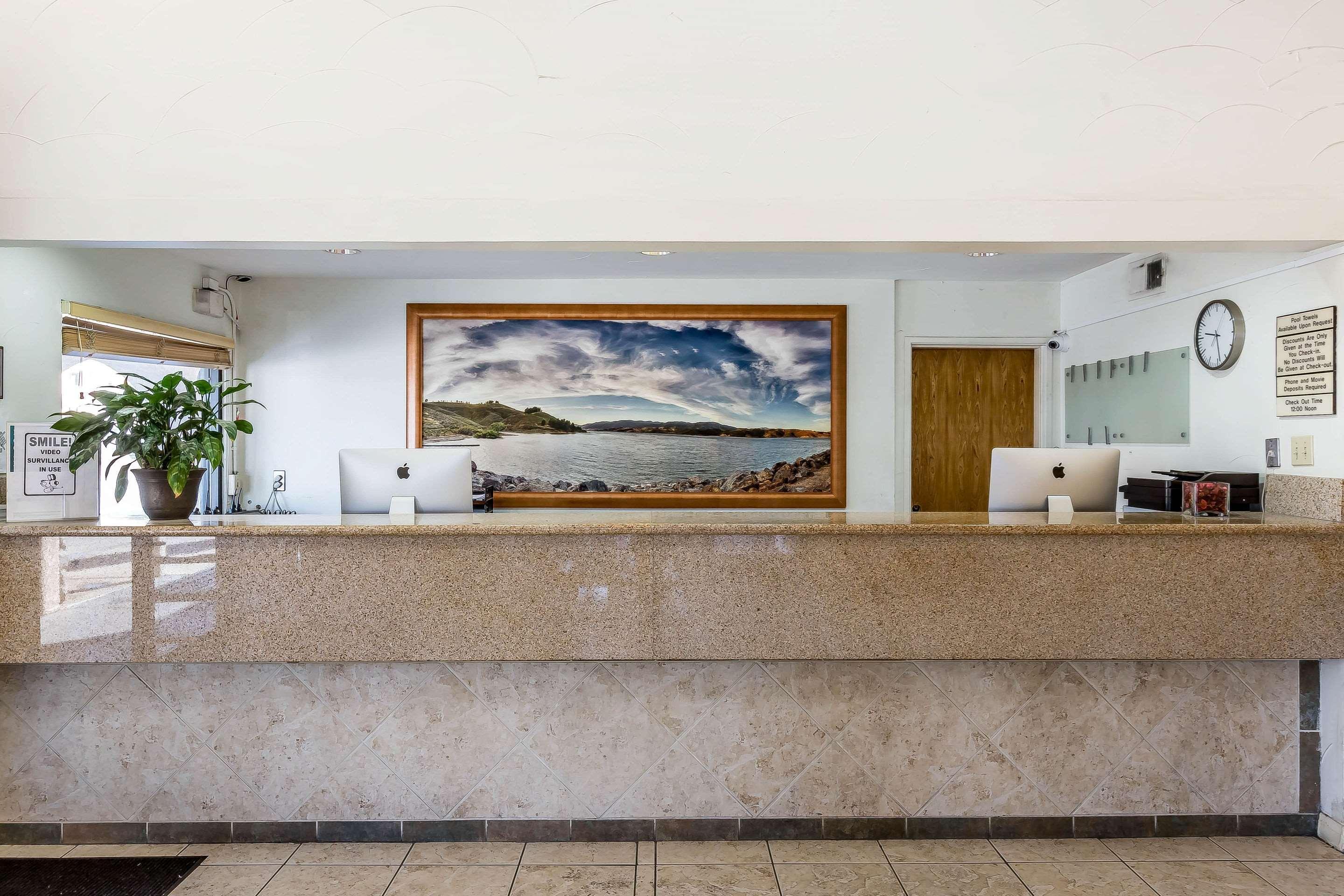 Rodeway Inn Magic Mountain Area Кастеик Екстериор снимка
