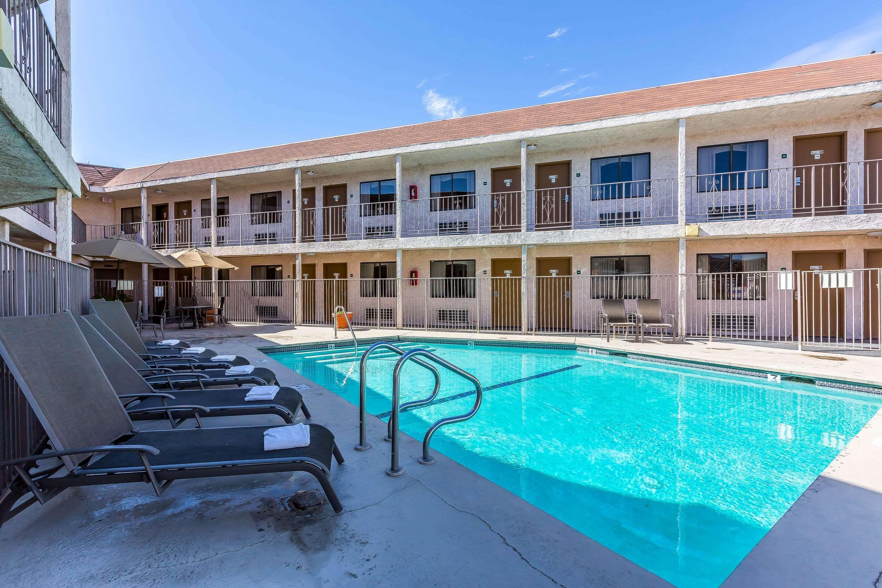 Rodeway Inn Magic Mountain Area Кастеик Екстериор снимка