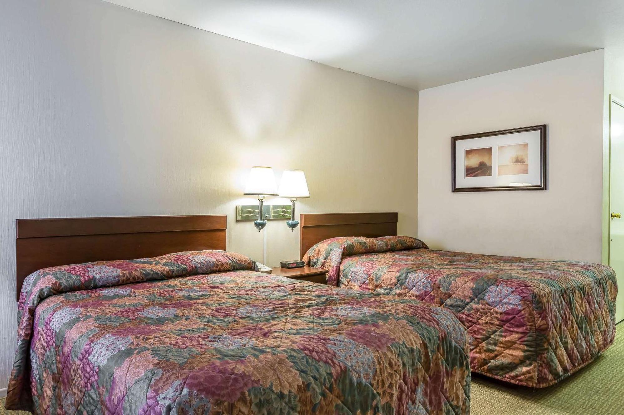 Rodeway Inn Magic Mountain Area Кастеик Екстериор снимка