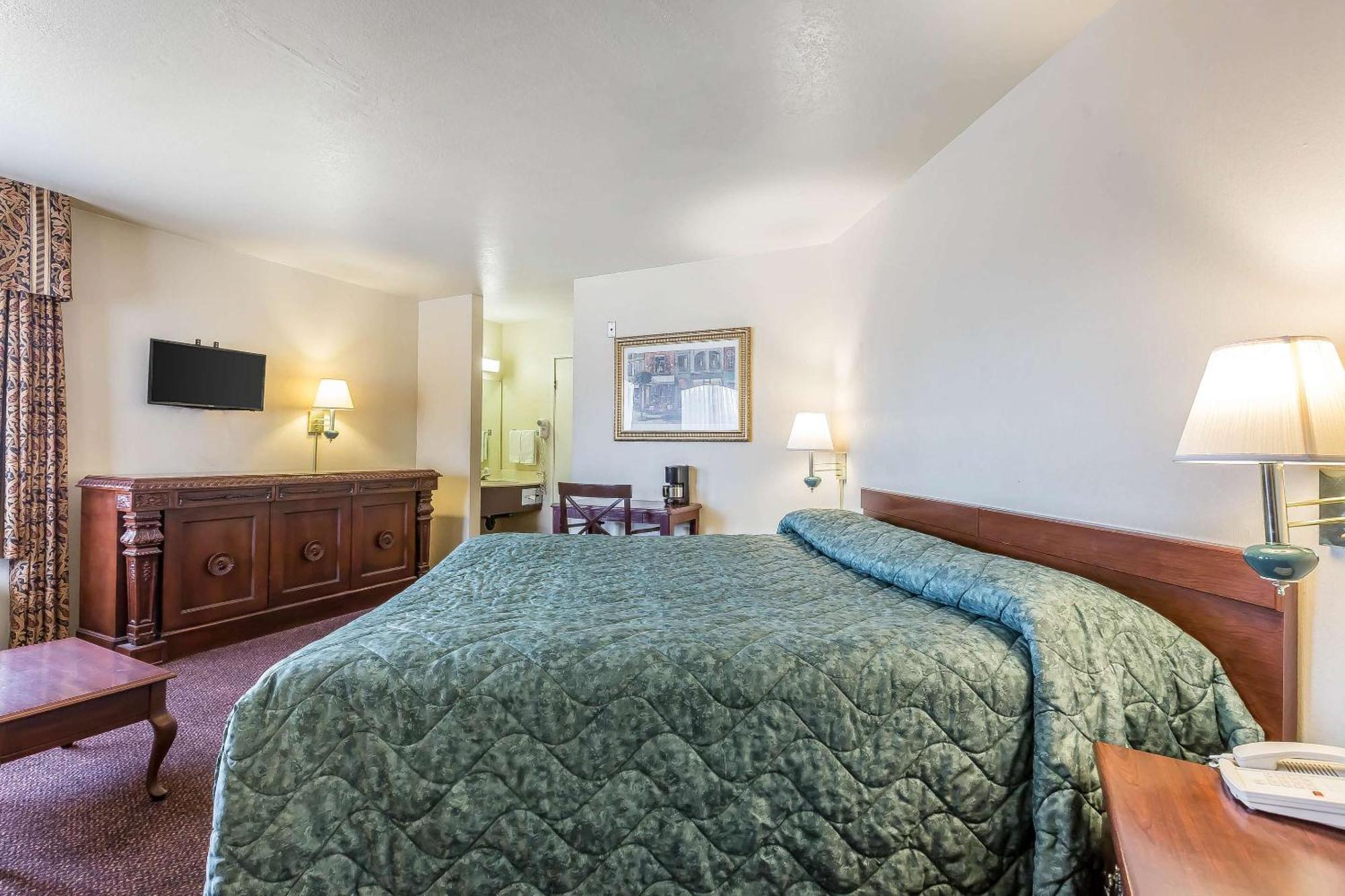 Rodeway Inn Magic Mountain Area Кастеик Екстериор снимка