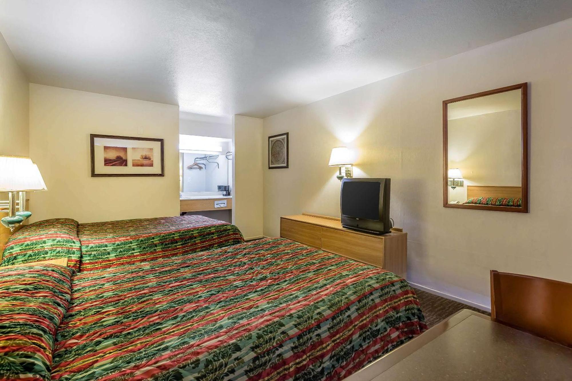 Rodeway Inn Magic Mountain Area Кастеик Екстериор снимка