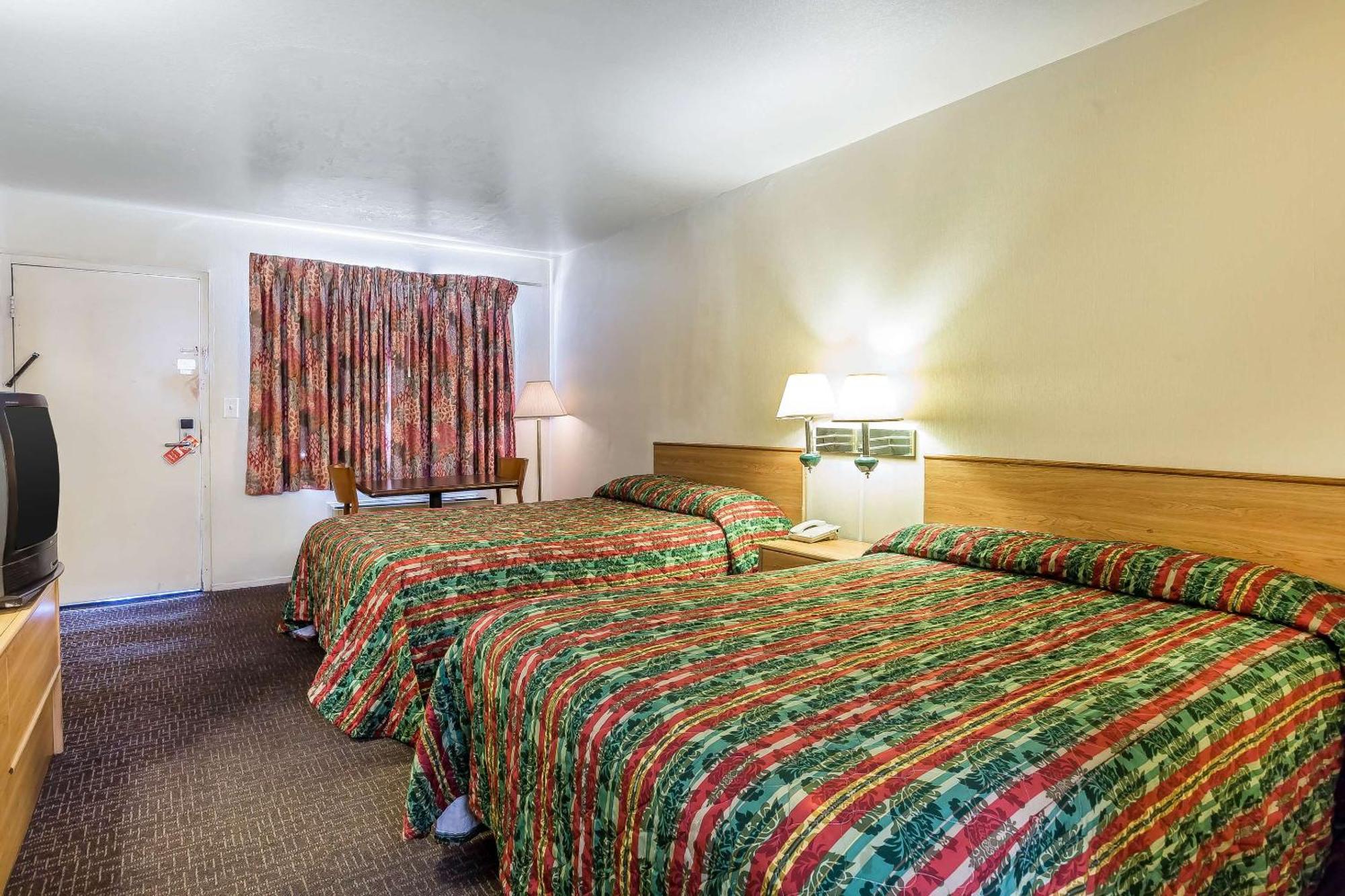 Rodeway Inn Magic Mountain Area Кастеик Екстериор снимка
