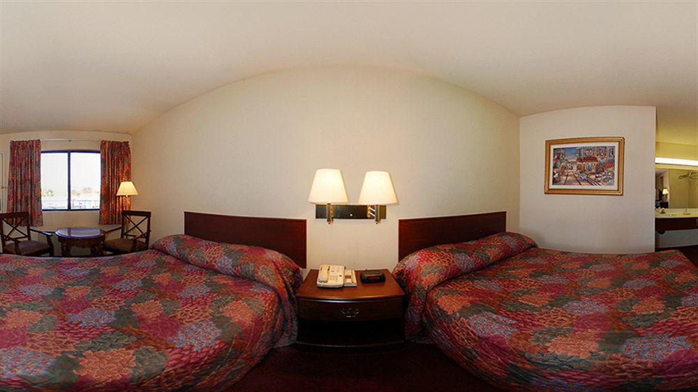 Rodeway Inn Magic Mountain Area Кастеик Екстериор снимка